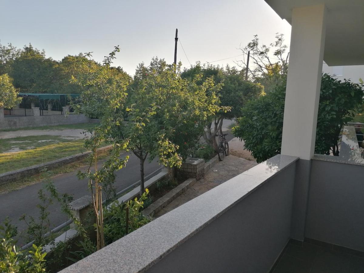 Apartments Lota Starigrad Paklenica Exterior photo